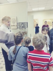 дети на выставке рукоделия