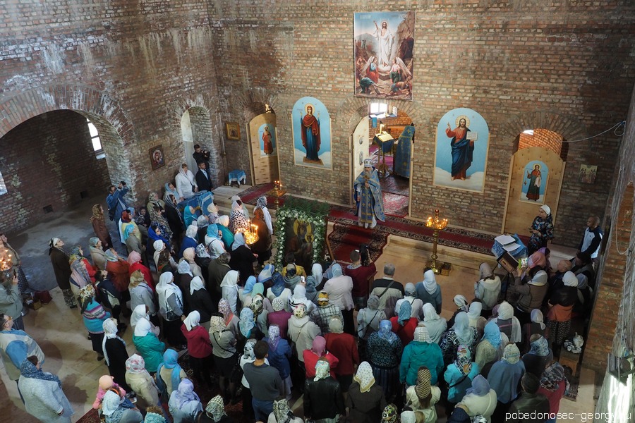 Первая Божественная Литургия в строящемся рядом храме Новомучеников Ивантеевских