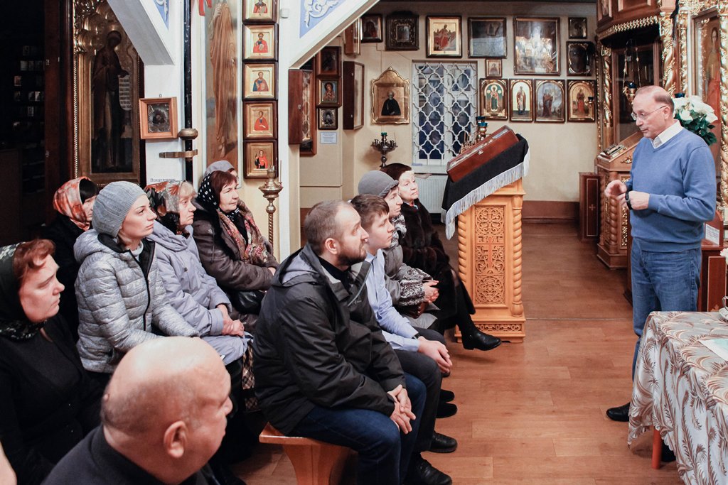 В Георгиевском храме прошла встреча с православным писателем Виктором Николаевым