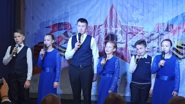 23 февраля молодежный хор нашего храма «Наследие» поздравил защитиников Отечества своим участием в концерте в ДК «Загорянский». Их теплота и искренность была оценена публикой.