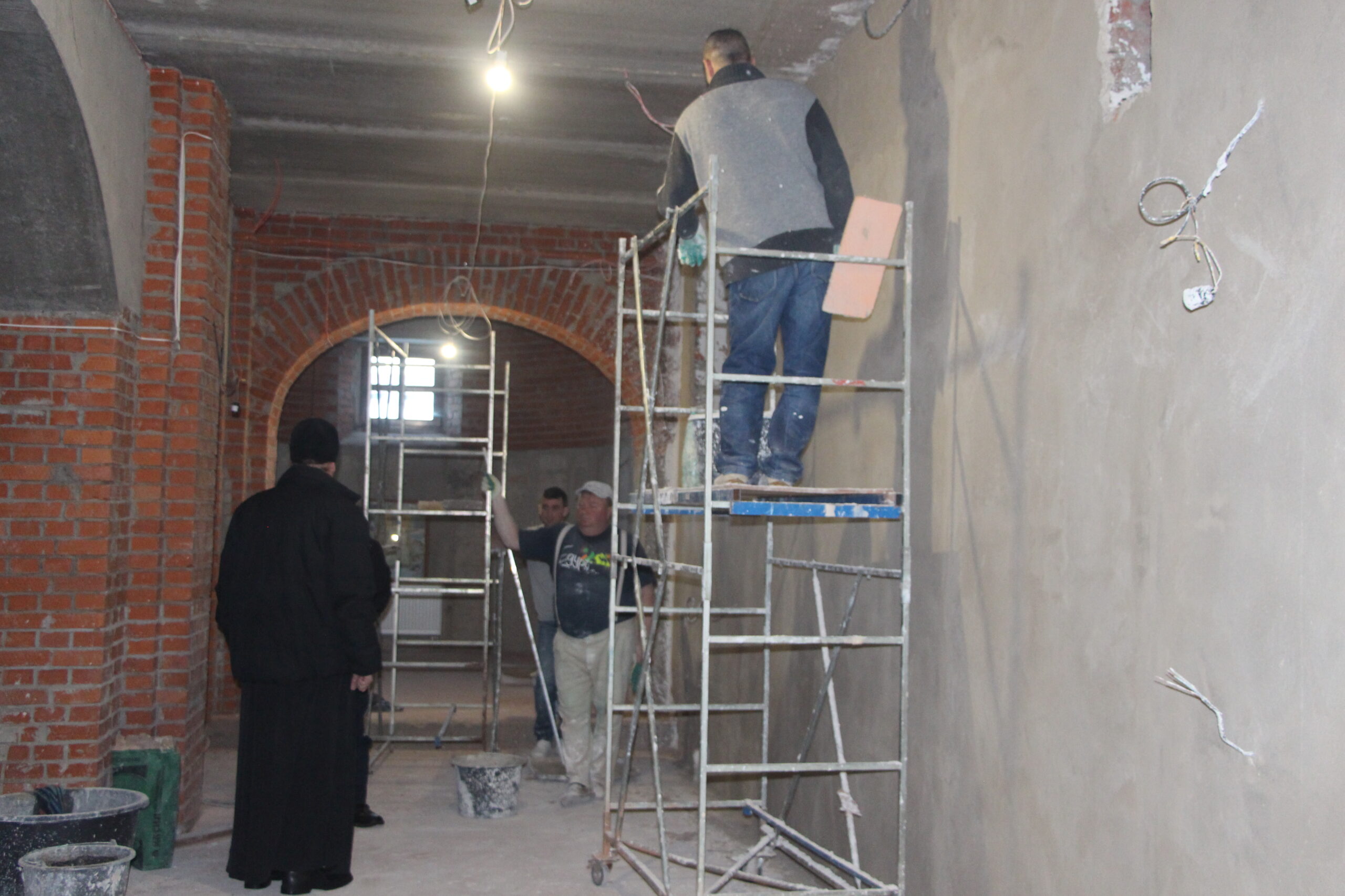В храме Новомучеников Ивантеевских начались работы по штукатурке нижнего храма.