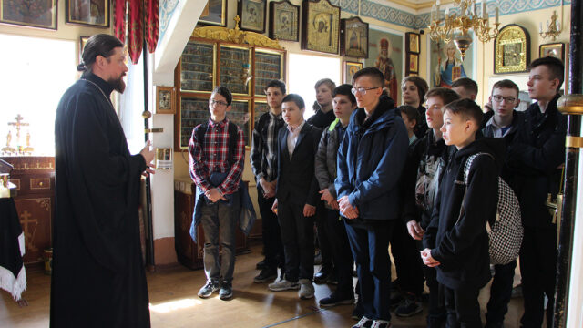 13 апреля в Георгиевском храме г. Ивантеевки состоялись две встречи настоятеля священника Алексия Барашкова с учащимися школы №4 и школы №2 г. Ивантеевки.