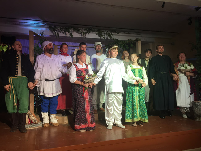Театральный молодежный коллектив нашего храма показал спектакль «Люди Бога ведают»