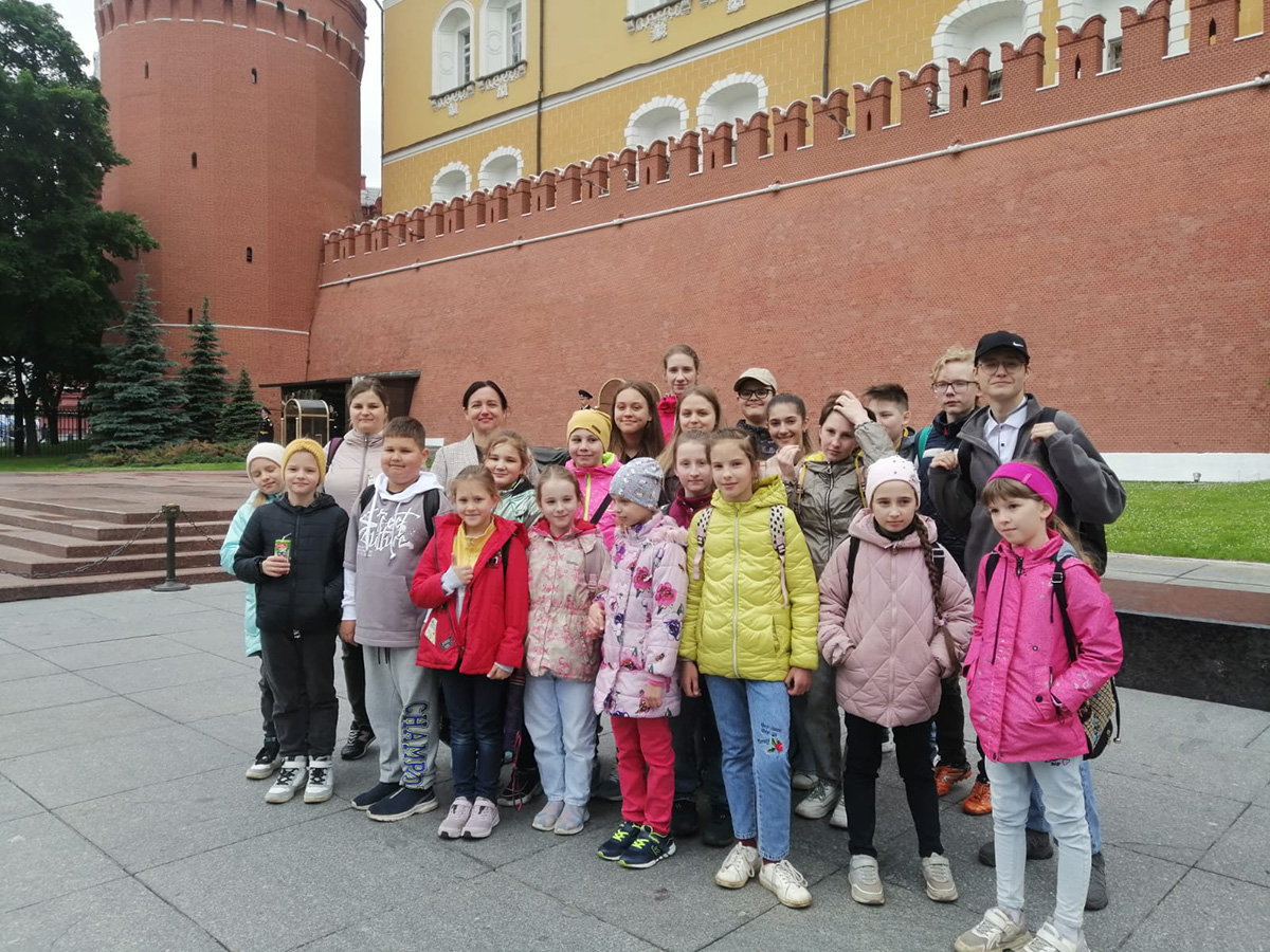 31мая воспитанники детской воскресной школы нашего храма, а также их родители совместно с педагогами посетили Красную площадь и Александровский сад.